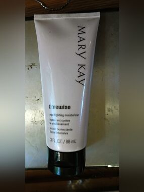 Mary Kay TimeWise Age-Fighting Moisturizer - Pale Pink Tube with Black Cap